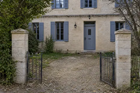 Scène de jardin simulée et illustrative avant le concept, avec gravier simple, sol nu et plantations limitées