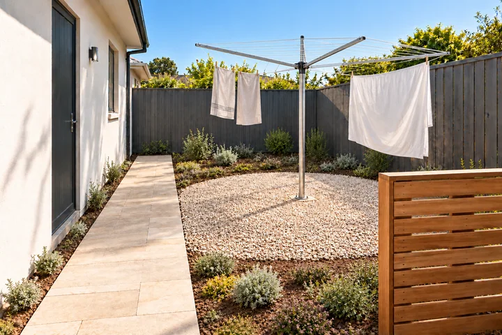 Clothesline side-yard garden: Ready for everyday drying