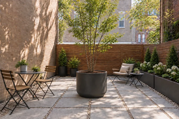 Container shade courtyard: Final styling