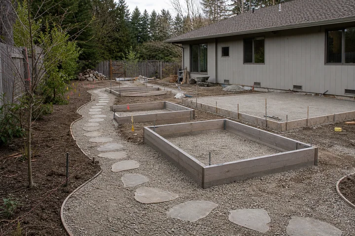 Edible courtyard loop: Structures and surfaces