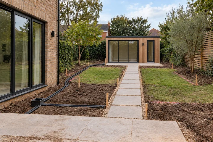 Garden office courtyard connection: Structures and surfaces
