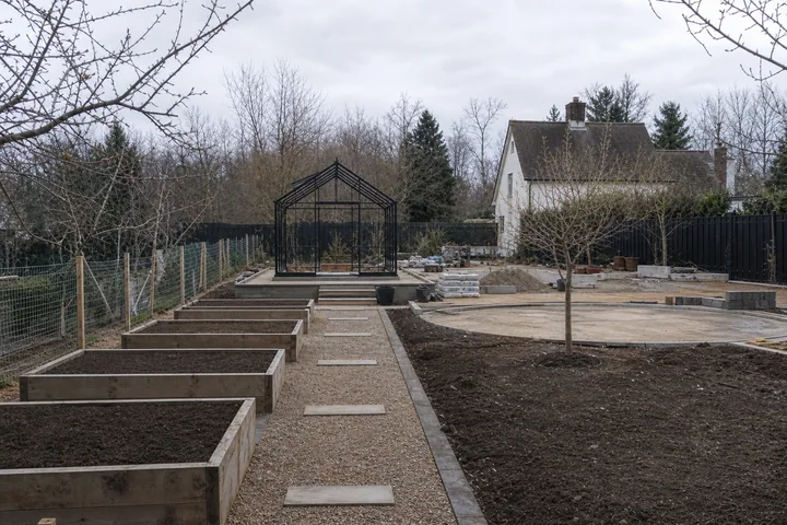 Greenhouse rain garden property: Structures and surfaces