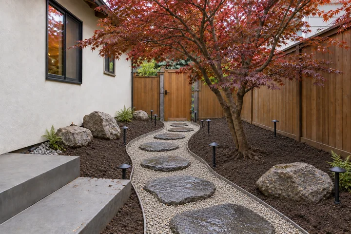 Japanese-inspired small property: Structures and surfaces