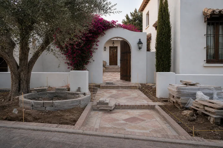 Mediterranean lavender front courtyard: Structures and surfaces