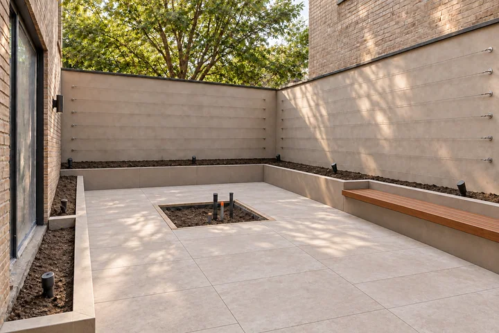 Urban courtyard garden: Structures and surfaces