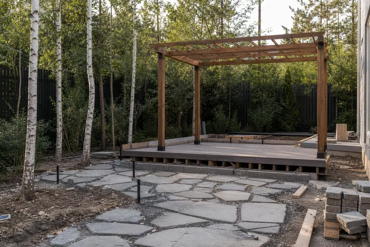 Woodland shade backyard: Structures and surfaces